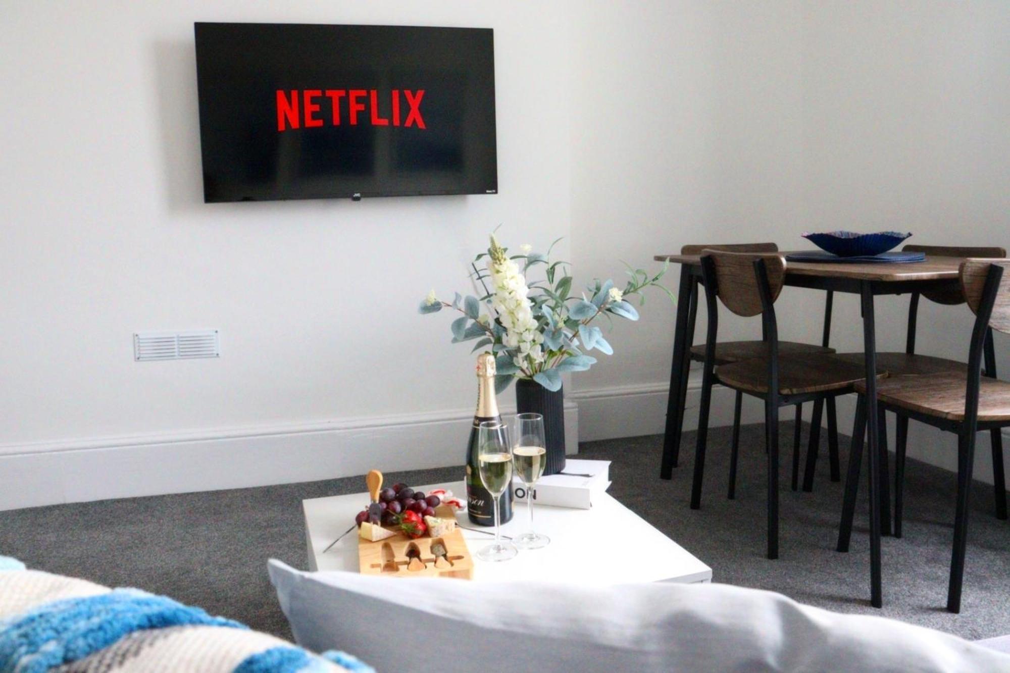 Brand New Modern Apartments Steps From Gloucester Quays Экстерьер фото